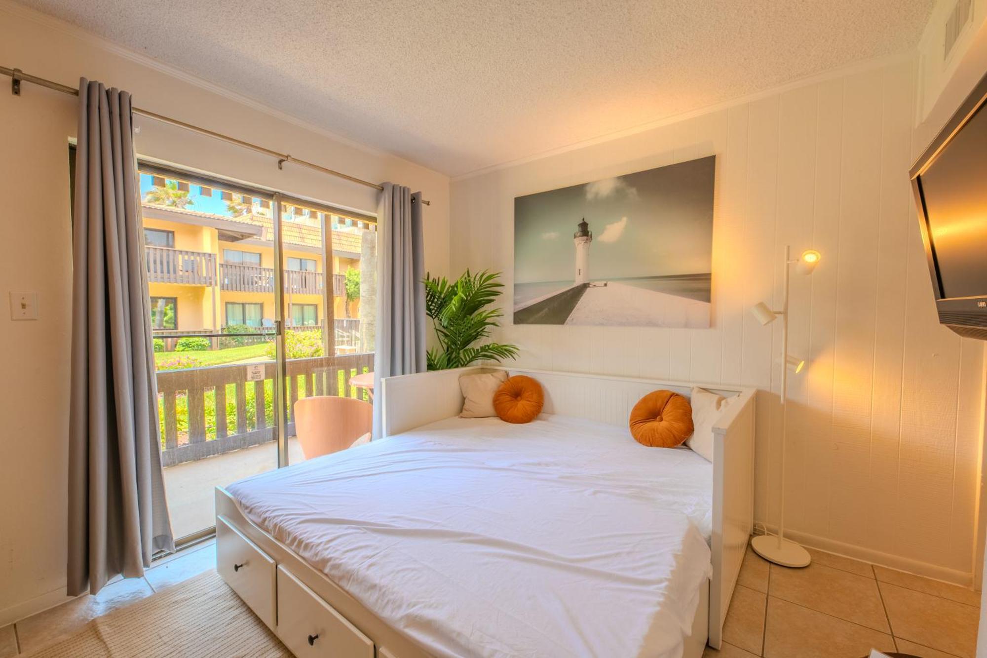 Apartment Flamingos Hideaway Stylish 1br Coastal Escape 155